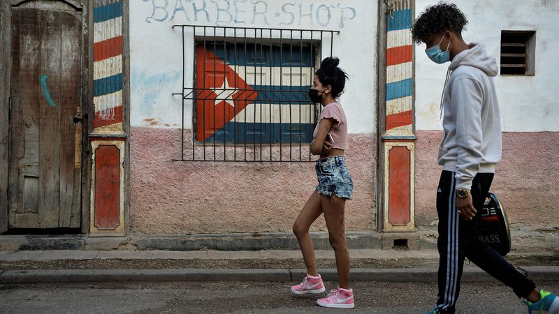 Fotografija: Mladi Kubanci ne verjamejo vladnim reformam, vse več jih spet beži na sever. FOTO: Yamil Lage/AFP