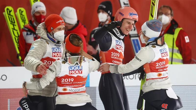 Fotografija: Nemška mešana skakalna reprezentanca je kar presenetljivo osvojila in hkrati ubranila naslov svetovne prvakinje na domačih tleh. FOTO: Kai Pfaffenbach/Reuters