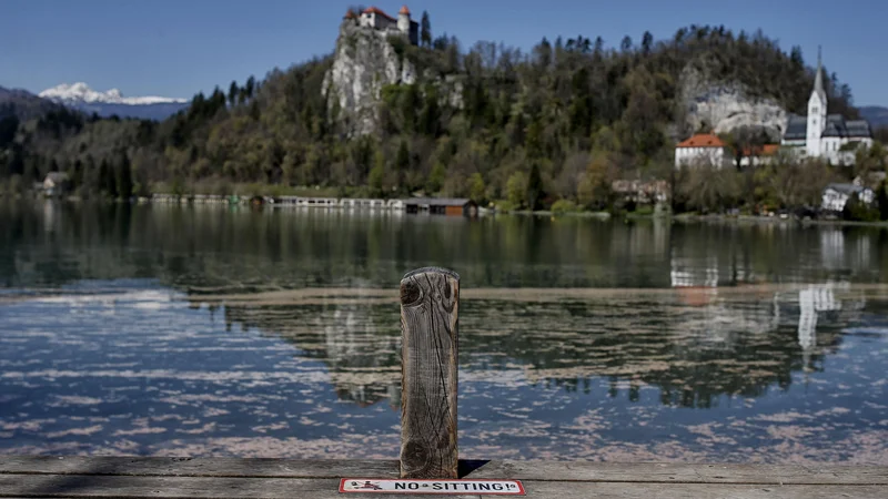 Fotografija: Arhitekturno urbanistična delavnica je že leta 2008 opredelila nujnost celovite prenove blejskih zgodovinskih jeder in posebno pozornost za območje jezerske sklede in ohranjanje blejske kulturne krajine. Foto Blaž Samec/Delo
