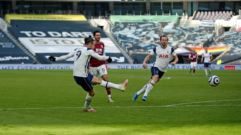 Fotografija: Tottenham je dolgo časkal na strelski izbruh Garetha Balea (levo) in ga dočakal. FOTO: Matthew Childs/AFP