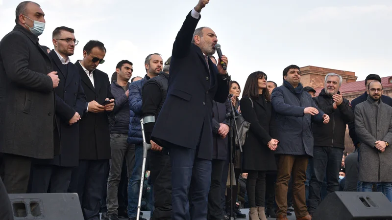 Fotografija: Danes zvečer se bodo na osrednjem Trgu republike v Erevanu spet zbrali protestniki, ki jih je na shod povabil premier Nikol Pašinjan. FOTO: Karen Minasyan/AFP