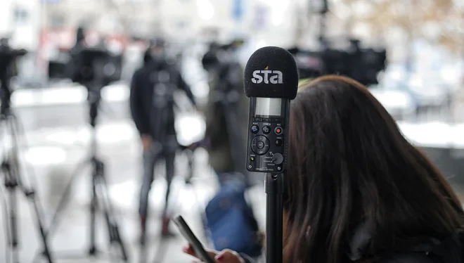 Tržne storitve STA je vladna administracija doslej najemala z enotno pogodbo, ki jo je z agencijo sklenil vladni urad za komuniciranje (Ukom). FOTO: Blaž Samec/Delo