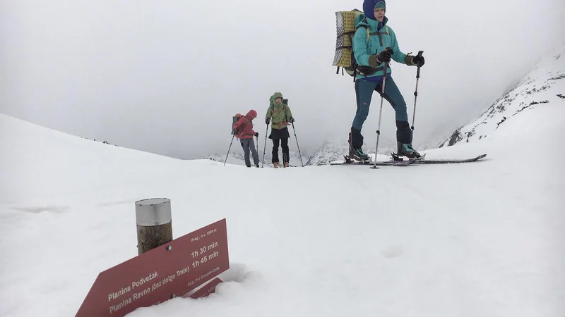 Fotografija: Preden pa se sploh podamo na kakršnokoli turo, je potrebno osnovno znanje plazovne varnosti in reševanja izpod plazov, saj se bomo le tako lahko varno gibali po zimskem gorskem svetu in v primeru sproženega snežnega plazu ustrezno, učinkovito in varno ukrepali. FOTO: Arhiv Peter Jeromel