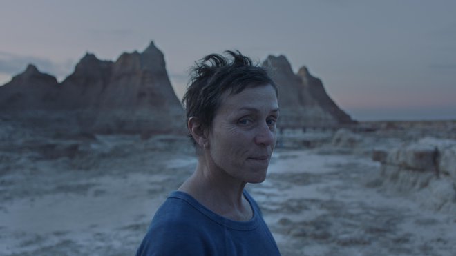 <em>Dežela nomadov</em> pripoveduje zgodbo Fern (Frances McDormand), vdove v poznih srednjih letih, ki se po izgubi službe preseli v avtodom in se pridruži skupnosti sodobnih nomadov. FOTO: Courtesy Of Searchlight Pictures