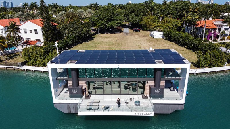 Fotografija: Pogled na luksuzno plavajočo vilo Arkup, ki se trenutno nahaja na otoku Star na Floridi. Stane 5,5 milijona dolarjev. Videti je kot hiša, a tehnično gre za plovilo. Ameriško podjetje Arkup je ustvarilo to plavajočo vilo z namenom, saj se na Floridi iz leta v leto soočajo z dvigom morske gladine, kar je posledica podnebnih sprememb, ter s tem projektom pokazati nove načine življenja na vodi na trajnosten način. FOTO: Chandan Khanna/Afp