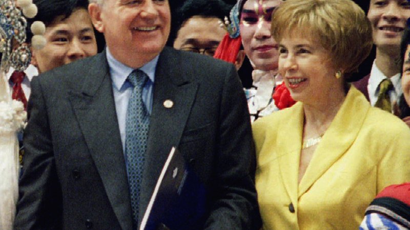 Fotografija: Na Zahodu velja za politika, ki je veliko pripomogel k temu, da se je hladna vojna končala. Na fotografiji z ženo Raiso, ki je umrla leta 1999. FOTO: Reuters