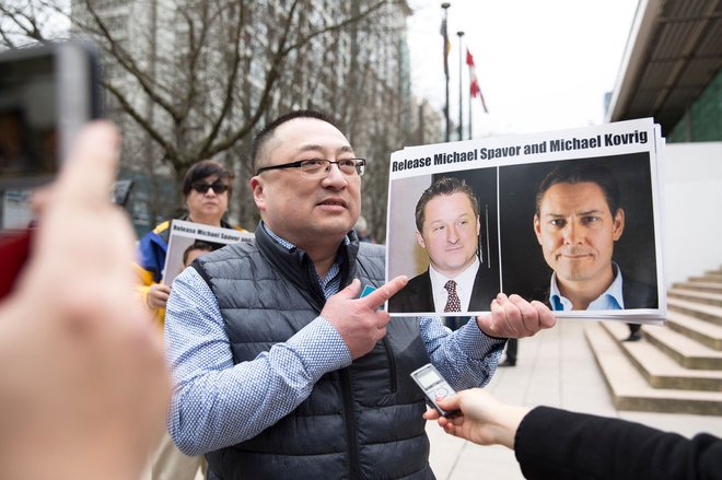 Protestniki v Vancouvru zahtevajo od Kitajcev, da izpustijo Kanadčana Michaela Spavorja in Michaela Kovriga. FOTO: Jason Redmond/AFP