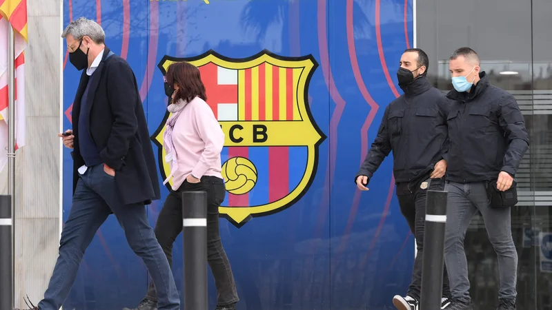 Fotografija: Katalonska regionalna policija je takole zapustila prostore FC Barcelona, kjer je opravila preiskave. FOTO: Lluis Gene/AFP