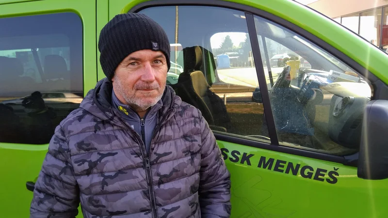 Fotografija: Aleš Selak, trener pri SSK Mengeš, pripisuje Anžetu Lanišku velike možnosti za uspeh tudi na veliki skakalnici v Oberstdorfu. FOTO: Miha Šimnovec