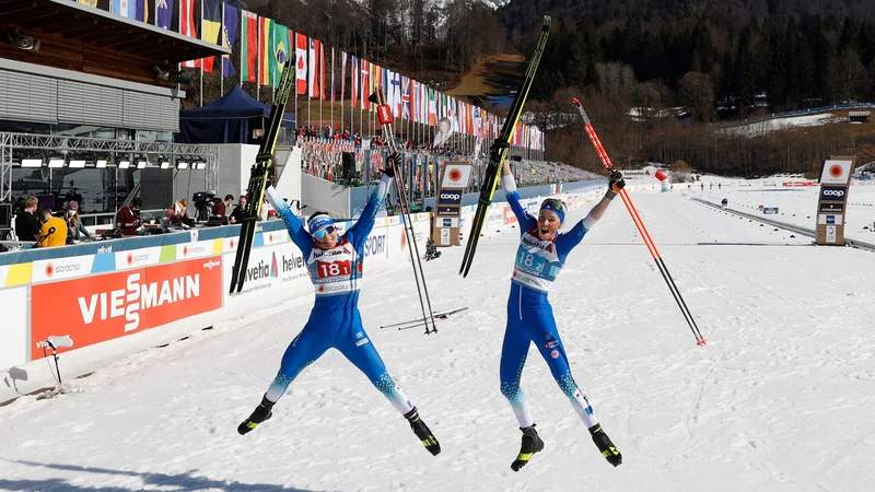 Fotografija: Potem ko je Anamarija Lampič zablestela v finišu napetega ekipnega šprinta, se je takole veselila z Evo Urevc. FOTO: Odd Andersen/AFP