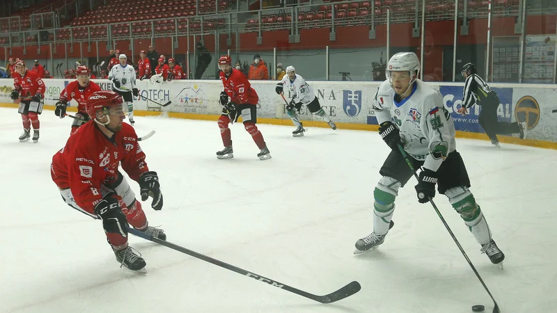 Fotografija: Pred vrati je novi derbi Olimpije in Jesenic, prav v sredo pa bo tudi že bolj jasno glede uresničitve želje Ljubljančanov, da bi se po tej sezoni preselili iz alpske lige v ICEHL. FOTO: Jože Suhadolnik/Delo