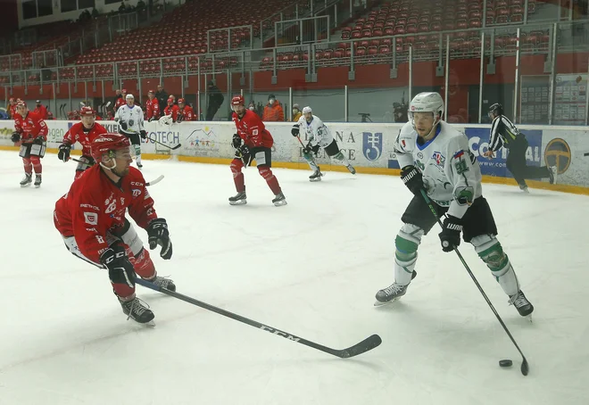 Pred vrati je novi derbi Olimpije in Jesenic, prav v sredo pa bo tudi že bolj jasno glede uresničitve želje Ljubljančanov, da bi se po tej sezoni preselili iz alpske lige v ICEHL. FOTO: Jože Suhadolnik/Delo