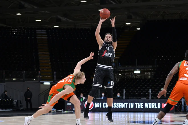 Pred poldrugim mesecem je bil za stožiško zasedbo usoden Marco Belinelli (z žogo), ki je 13 sezon igral v ligi NBA in osvojil šampionski prstan v dresu San Antonia. FOTO: Eucrocup