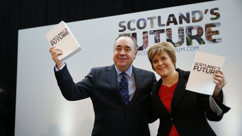 Fotografija: Nekdanji škotski prvi minister Alex Salmond in njegova takratna namestnica Nicola Sturgeon pred referendumom o škotski neodvisnosti leta 2014. Foto. Reuters/Russell Cheyne