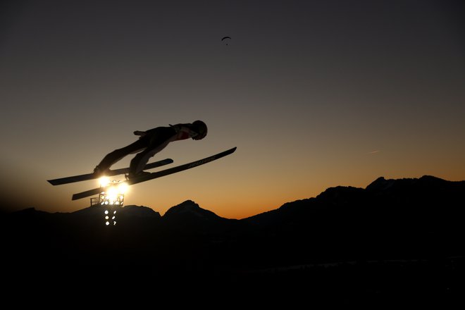 Ema Klinec je na današnjem treningu preskočila sonce. FOTO: Kai Pfaffenbach/Reuters