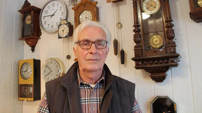 Fotografija: »Meni je poklic urarja koristil vse življenje in še mi koristi,« pravi Milan Pajnič, ki je imel v minulih 70 letih vsak dan v roki uro oziroma jih je popravljal. Foto Simona Fajfar