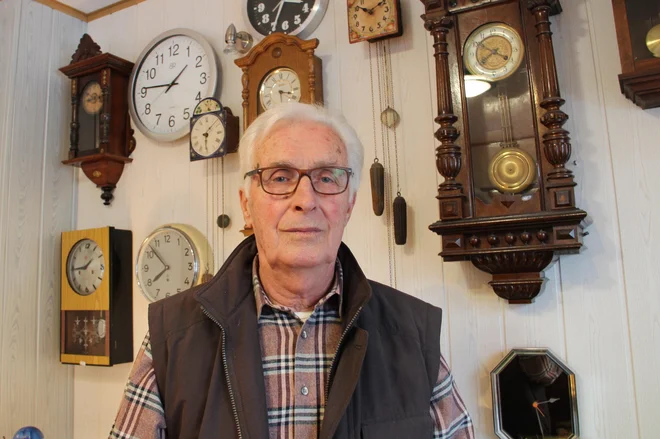 »Meni je poklic urarja koristil vse življenje in še mi koristi,« pravi Milan Pajnič, ki je imel v minulih 70 letih vsak dan v roki uro oziroma jih je popravljal. Foto Simona Fajfar