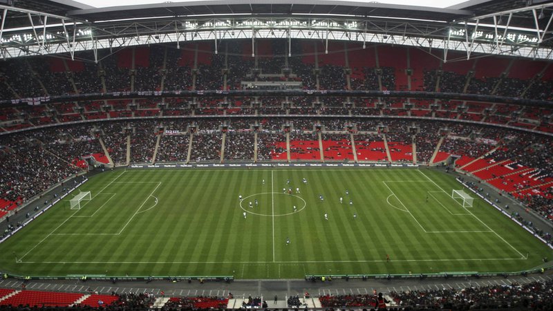 Fotografija: Za izvedbo prvovrstnega športnega spektakla imajo Anglija, Škotska, Wales, Severna Irska in Irska že zdaj vrhunsko stadionsko infrstrukturo, v kateri je osrednje prizorišče londonski Wembley. FOTO: Reuters