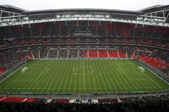 Za izvedbo prvovrstnega športnega spektakla imajo Anglija, Škotska, Wales, Severna Irska in Irska že zdaj vrhunsko stadionsko infrstrukturo, v kateri je osrednje prizorišče londonski Wembley. FOTO: Reuters