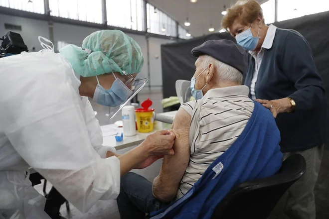 Po oceni vlade je treba najprej cepiti tiste skupine prebivalstva, ki imajo največje tveganje za težji potek bolezni in smrt zaradi bolezni covid-19. FOTO: Leon Vidic/Delo