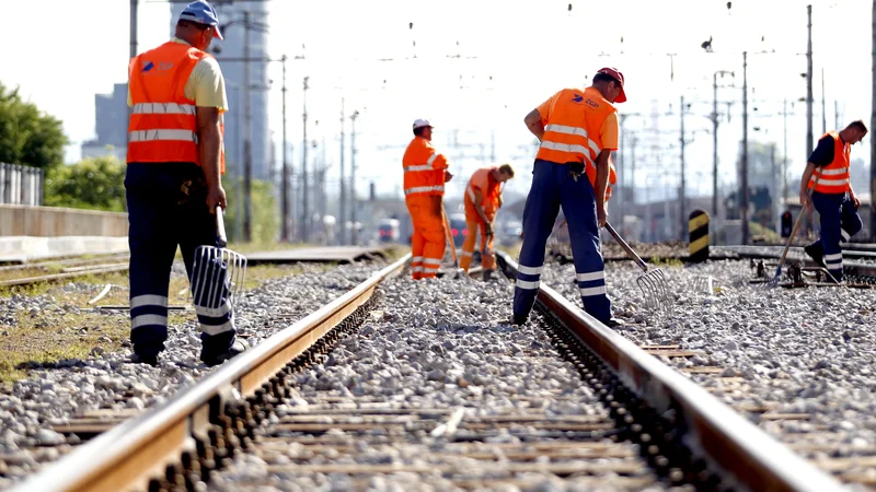 Fotografija: Delavci kmalu na drugem tiru zares. FOTO: Roman Šipić/Delo