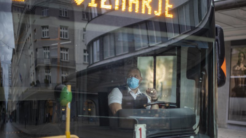 Fotografija: Testiranje voznikov LPP se je končalo brez ene same odkrite okužbe. FOTO: Voranc Vogel/Delo