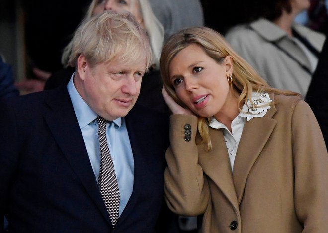 Boris Johnson si v družbi partnerice Carrie Symonds rad ogleda športne prireditve. FOTO: Toby Melville/Reuters