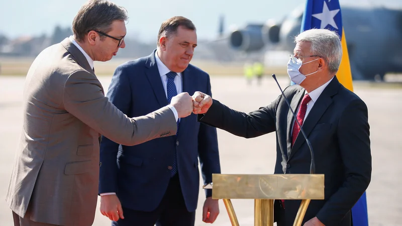 Fotografija: Srbski predsednik Aleksandar Vučić je Bosni daroval pošiljko cpeiv. FOTO: Dado Ruvic/Reuters