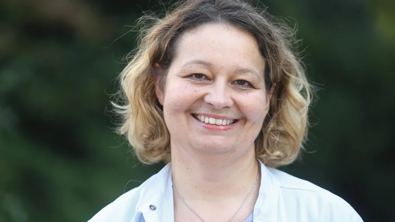Fotografija: Svetovalna skupina, ki jo vodi dr. Mateja Logar, naj bi priporočila tudi nošenje mask osnovnošolcem od vključno 6. razreda, tudi v matičnih učilnicah. Ta ukrep bodo priporočili tudi vsem učiteljem v osnovnih šolah, ne le tistim na predmetni stopnji.
FOTO: Igor Zaplatil/Delo