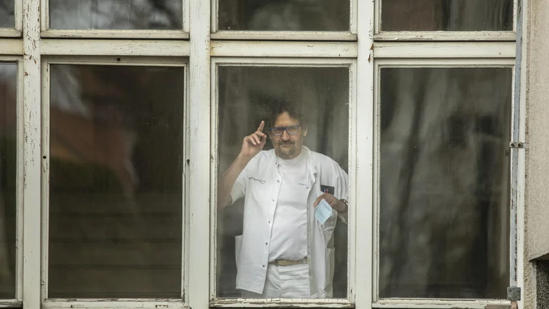 Fotografija: Infektolog na Kliniki za infekcijske bolezni in vročinska stanja UKC Ljubljana prof. dr. Janez Tomažič. FOTO: Voranc Vogel/Delo