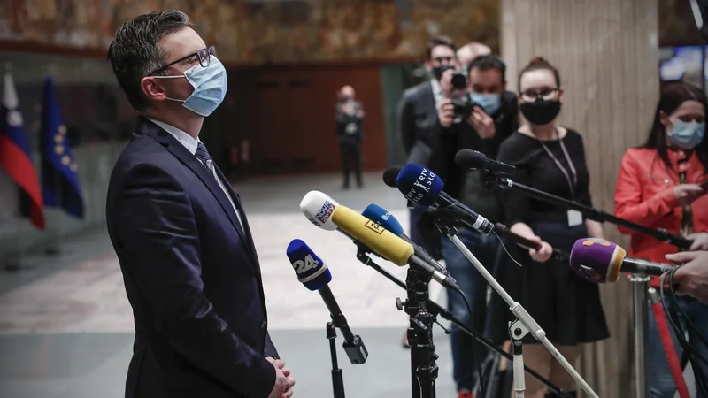 Fotografija: V tridesetih letih obstoja samostojne Slovenije se je na premierskem stolčku zamenjalo okoli deset ljudi. Foto Uroš Hočevar/Delo