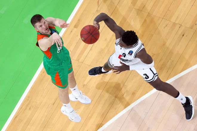 Edo Murić (levo) je v prvem polčasu ohranjal v igri stožiško moštvo. FOTO: Cedevita Olimpija