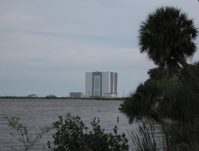 Pogled iz Titusvilla na Floridi čez reko Indian proti Cape Canaveralu: v največji enoprostorski stavbi na svetu Vehicle Assembly Buliding sestavljajo rakete za polet v vesolje. FOTO: Alen Steržaj
