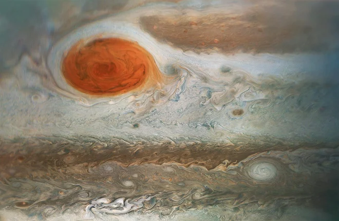 Znamenita rdeča pega, kjer vetrovi divjajo tudi s hitrostjo več kot 600 kilometrov na uro. FOTO: Nasa