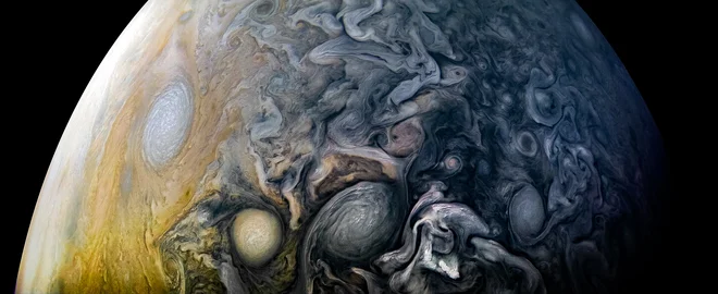 Oblaki nad severno poloblo izrisujejo skoraj umetniške podobe. FOTO: Nasa