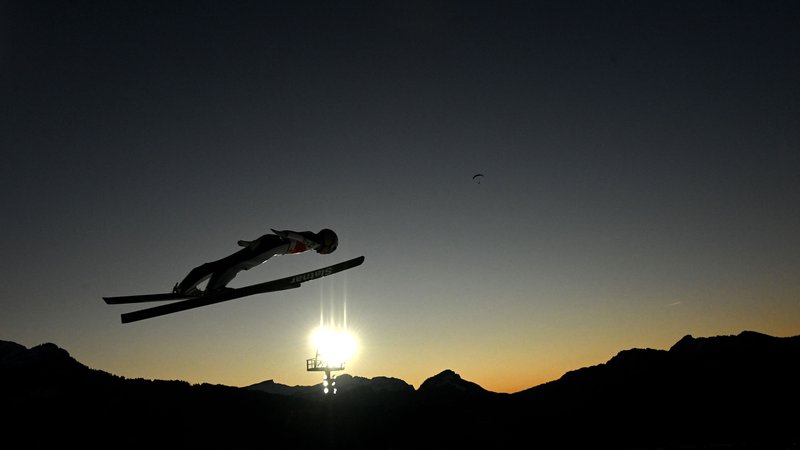 Fotografija: Svetovna prvakinja s srednje skakalnice Ema Klinec po manjših težavah, ki jih je imela na ekipnih preizkušnjah, znova leti kot prerojena. FOTO: Christof Stache/AFP
