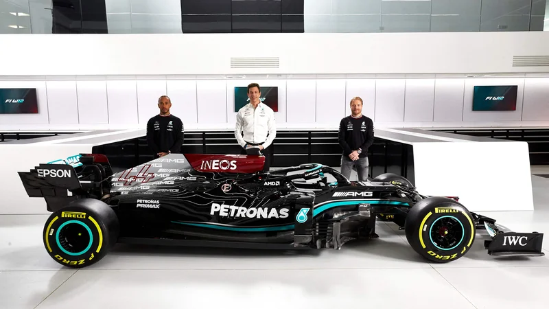 Fotografija: Lewis Hamilton (levo) in Valtteri Bottas (desno) bosta letos vlogo favoritov potrjevala z mercedesom W12. FOTO: Steve Etherington/AFP