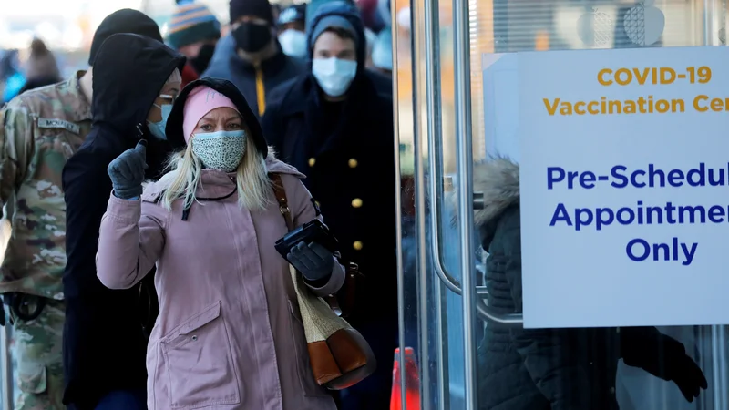 Fotografija: Vrsta za cepljenje v newyorškem kongresnem centru Jacob K. Javits. Foto Mike Segar/Reuters