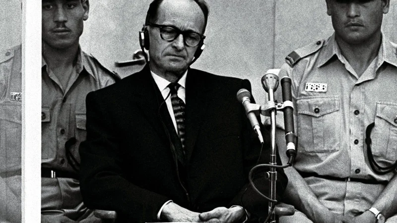Fotografija: Aodlf Eichmann med sojenjem leta 1961 v Jeruzalemu. FOTO: Stringer Reuters