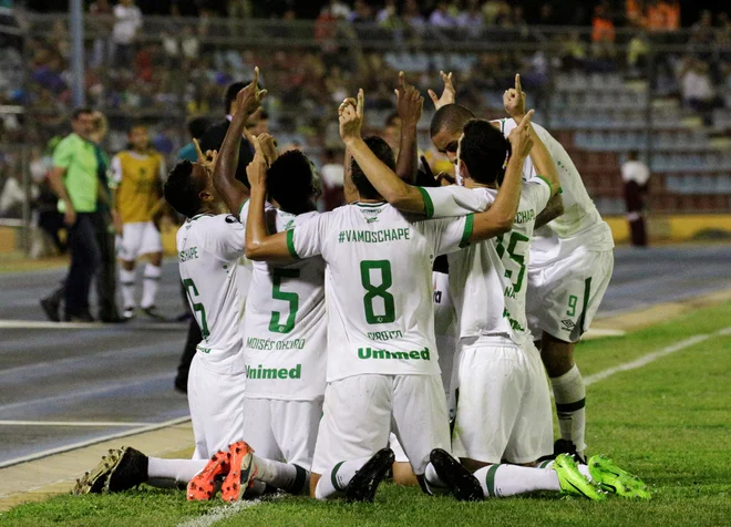 Leta 2016 je v letalski nesreči kluba Chapecoense umrlo 71 potnikov, eden izmed šestih preživelih pa je bil tehnik Erwin Tumiri. FOTO: Marco Bello/Reuters Pictures