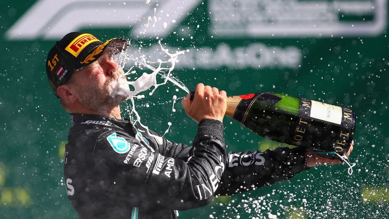 Fotografija: Takole je finski voznik Valtteri Bottas lani v Avstriji nazdravil s šampanjcem Moët & Chandon. FOTO: Mark Thompson/AFP