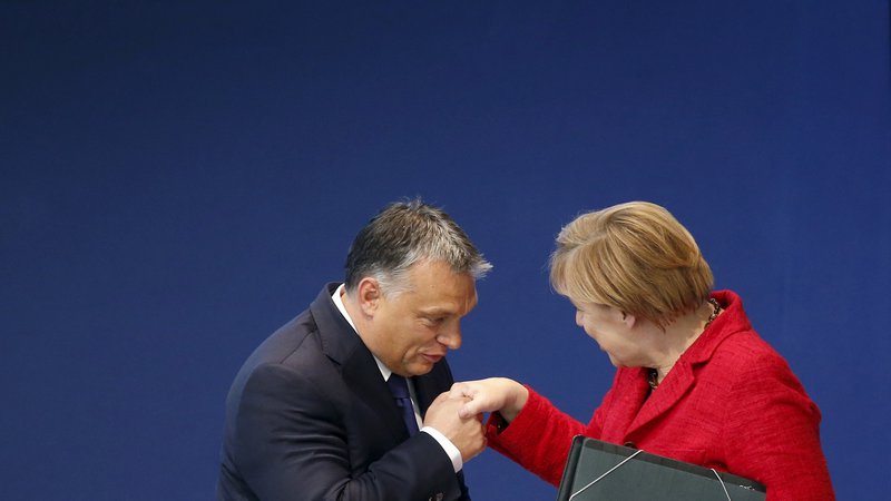 Fotografija: Madžarski premier Viktor Orbán in nemška kanclerka Angela Merkel – nekoč strankarska zaveznika, zdaj na različnih bregovih.
FOTO:Susana Ver/Reuters
