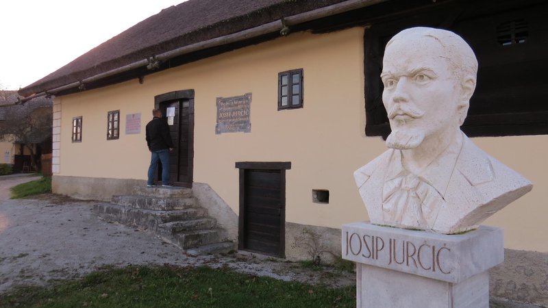 Fotografija: Rojstna hiša Josipa Jurčiča na Muljavi, pred katero bodo v soboto in nedeljo brali pisateljeva dela. FOTO: Bojan Rajšek/Delo