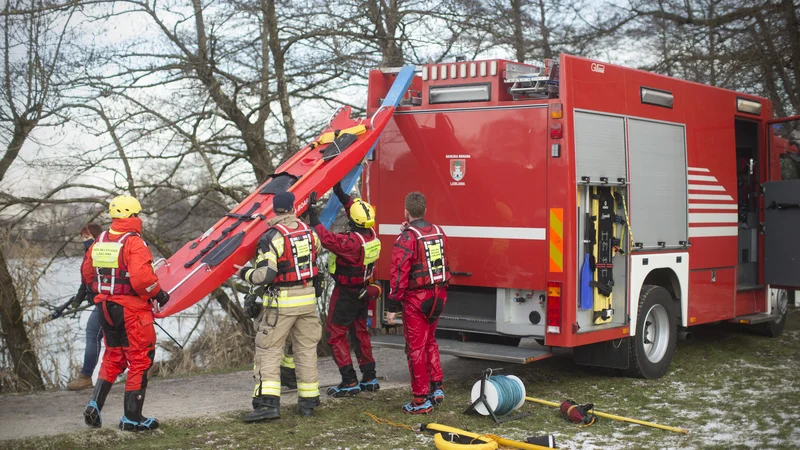 Fotografija: Poklicni gasilci ministru Mateju Toninu v prvi vrsti očitajo, da se z njimi ne želi niti srečati in pogovoriti o zahtevah. FOTO: Jure Eržen/Delo