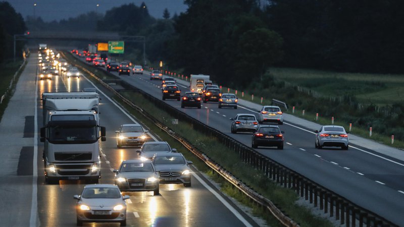 Fotografija: Manj novih avtomobilov in zaprti servisi so vzrok za poslabšanje varnosti na cestah. FOTO: Uroš Hočevar/Delo