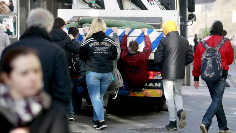 Fotografija: Mladi se vračajo v dijaške in študentske domove. FOTO: Roman Šipić/Delo