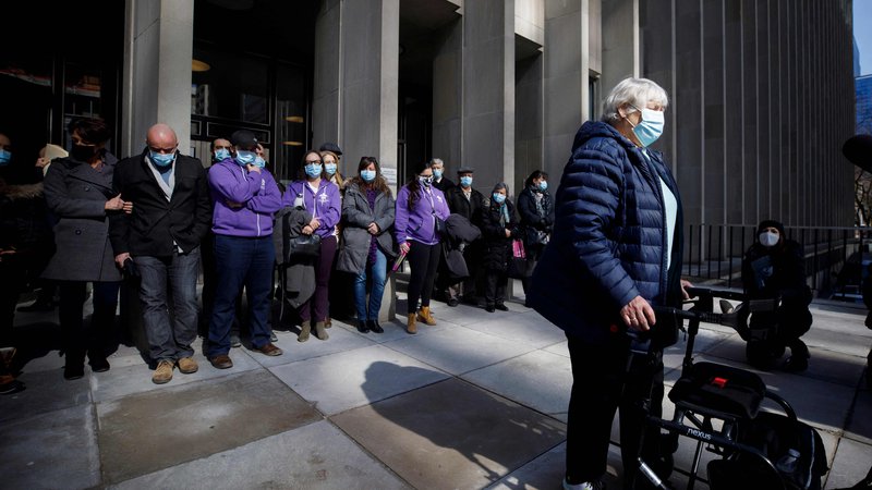 Fotografija: Sorodniki in prijatelji žrtev so razsodbo pričakali pred sodiščem. FOTO: Cole Burston/AFP
