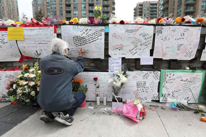 Poklon žrtvam napada leta 2018 v Torontu. FOTO: Lars Hagberg/AFP