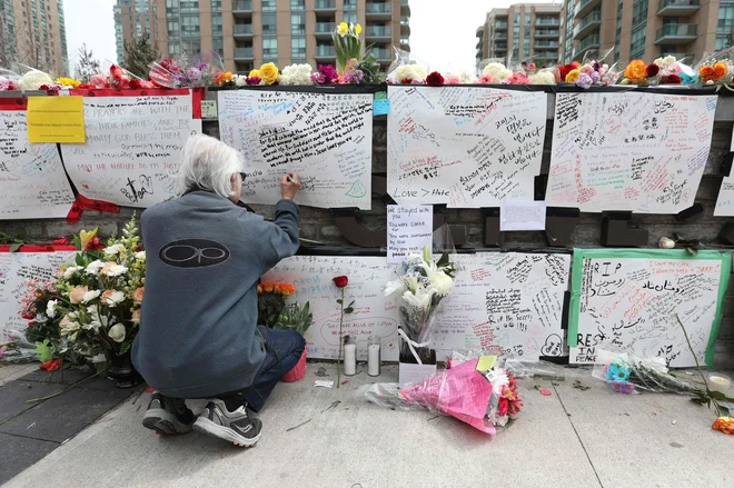 Poklon žrtvam napada leta 2018 v Torontu. FOTO: Lars Hagberg/AFP