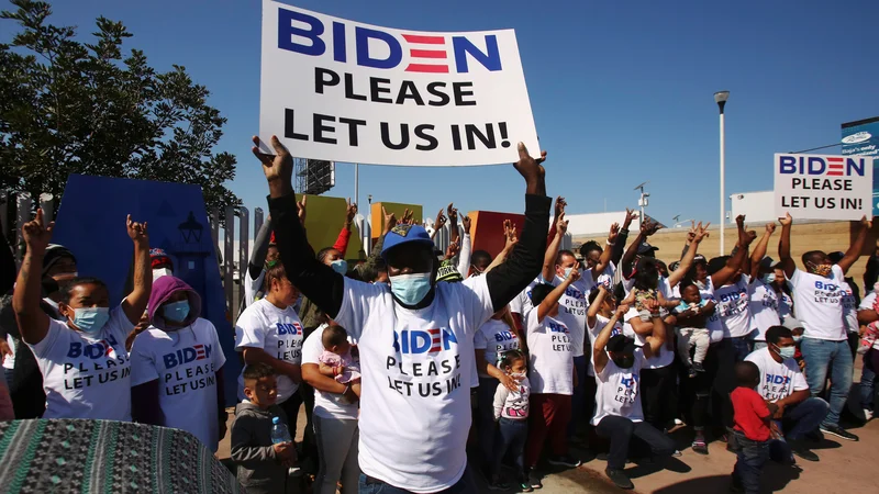 Fotografija: Pri Tijuani se zbirajo migranti z napisi: »Biden, prosim, spusti nas noter!« Foto Jorge Duenes/Reuters